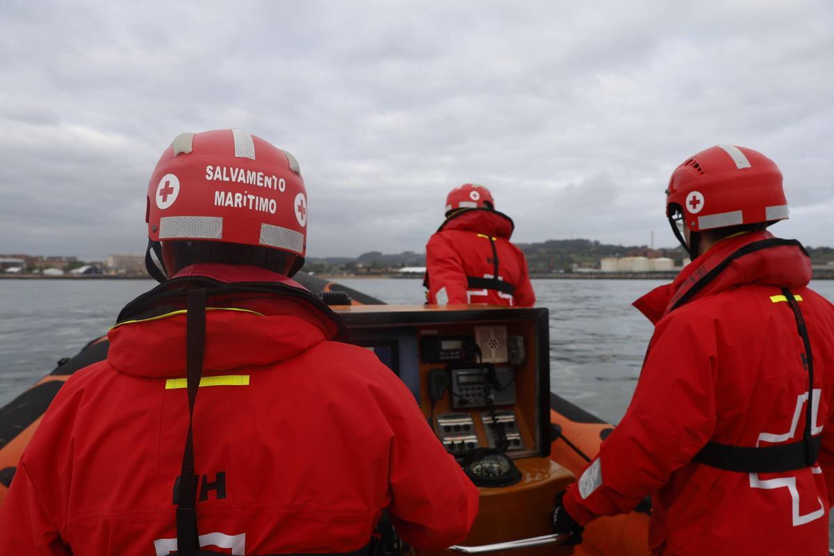 El control de la calidad de las aguas del mar de Gijón, en imágenes