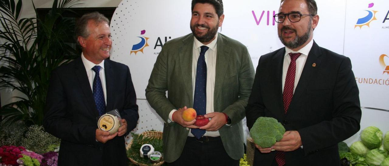 El presidente de Alimer, Julián Díaz García, junto a López Miras y Diego José Mateos, hace unos días. | PILAR WALS