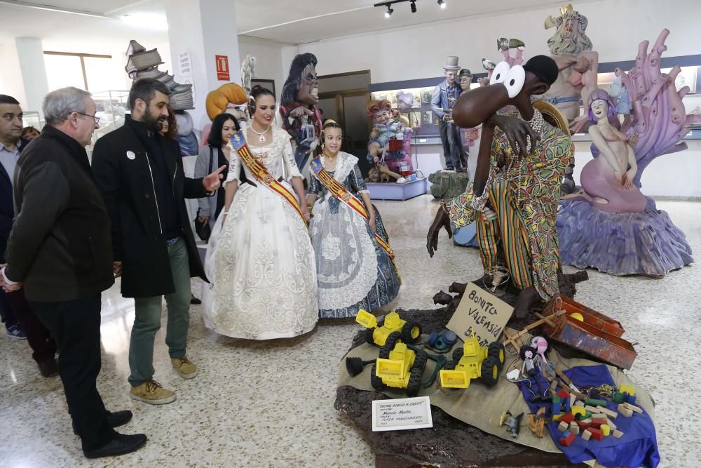 Visita de Ribó y las Falleras Mayores a la Ciudad del Artista Fallero