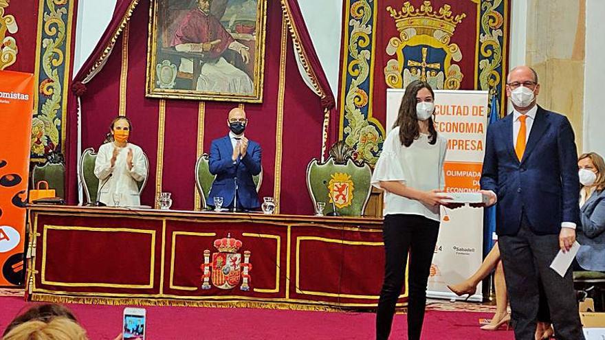 Silvia Granda recibe el tercer premio de manos de Santiago Álvarez.