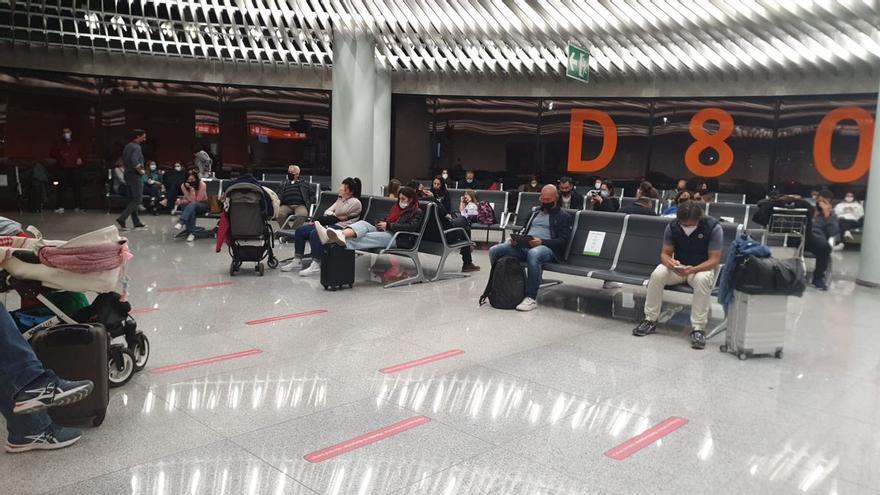 Cierra el aeropuerto de Palma por la presencia de pasajeros en las pistas