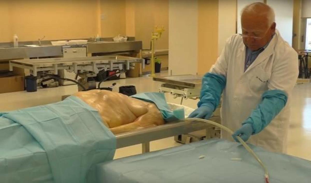 El catedrático Francisco Sánchez del Campo introduce oxígeno en uno de los cadáveres donados a la ciencia.