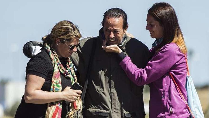 Julián Muñoz se abraza a sus hijas, ayer, a la salida de la cárcel.