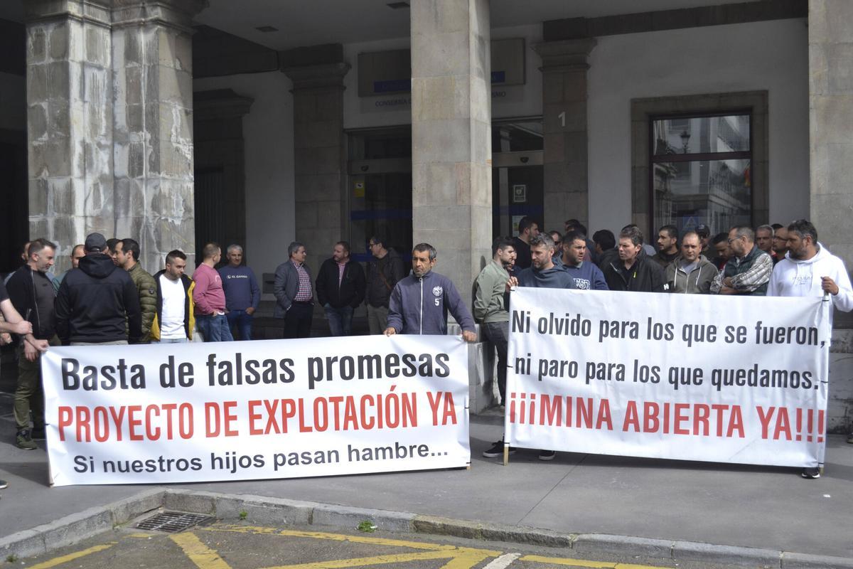 Protestas de los mineros de Tyc Narcea frente a la Consejería de Industria a mediados de marzo.