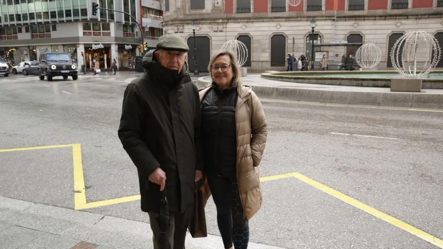Antonio Garnung y su hija Patricia, en la plaza del Carmen.  | JUAN PLAZA