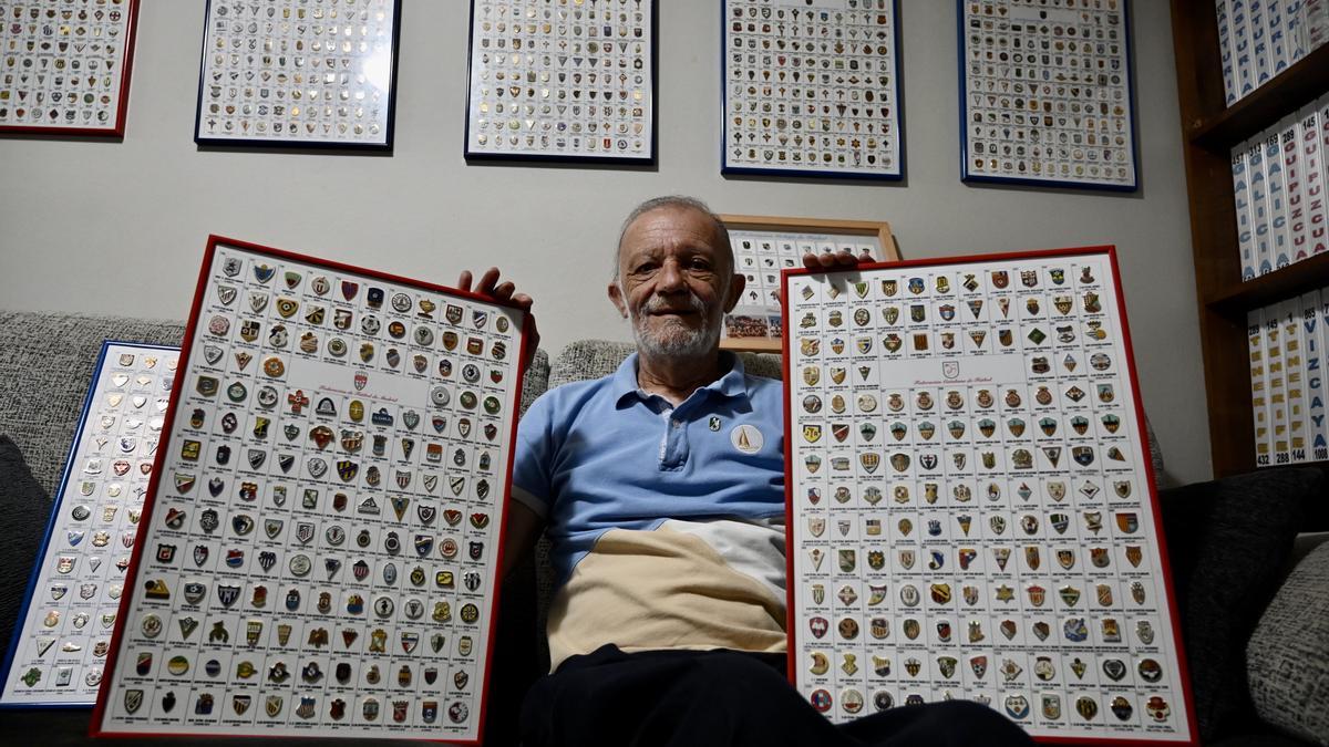 José Reboredo con parte de su patrimonio de insignias en su casa de Monteporreiro.
