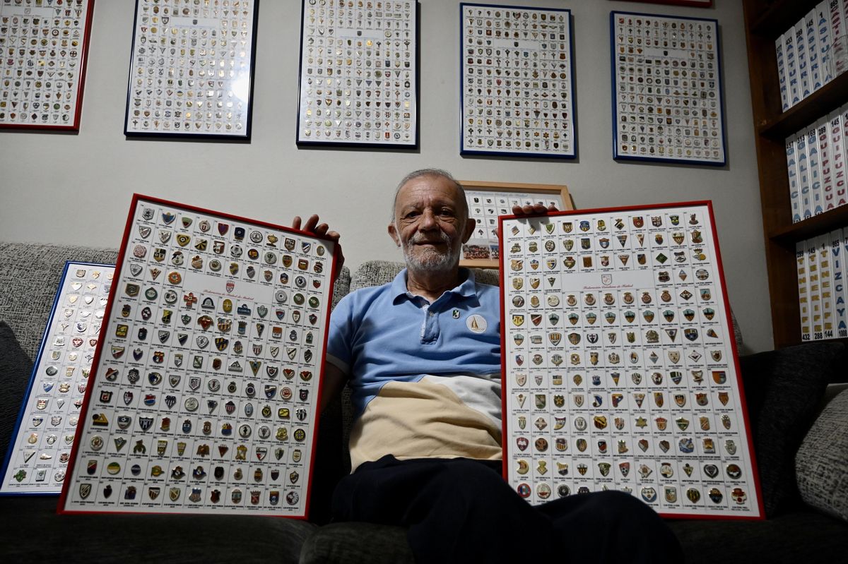 José Reboredo con parte de su patrimonio de insignias en su casa de Monteporreiro.
