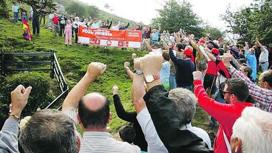 Los asistentes al acto de Funeres cantan «La Internacional» con el puño en alto.