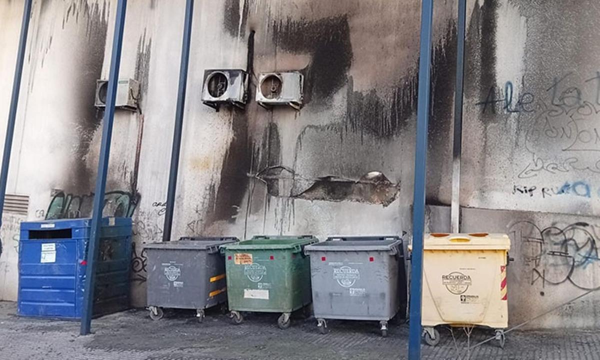 Contenedores quemados en Lucena.