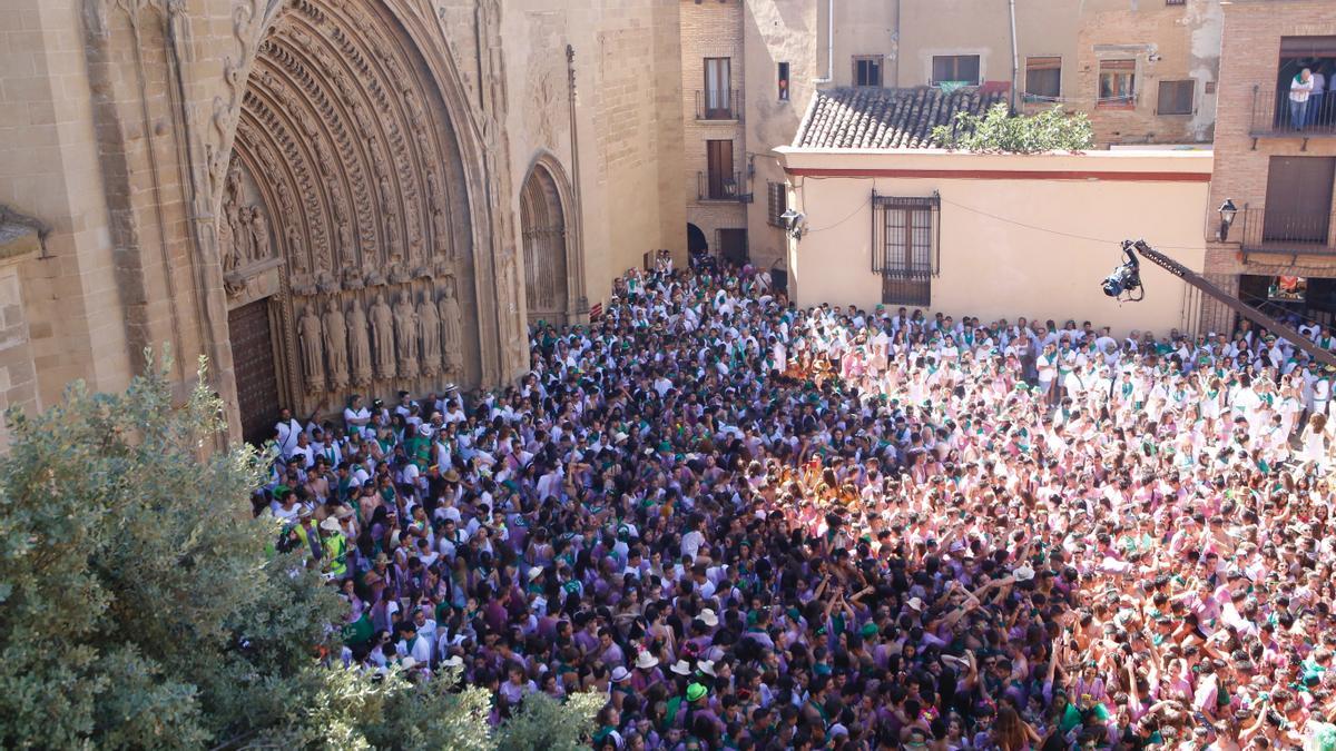Una imagen de panorámica del último chupinazo que da inicio a las fiestas de San Lorenzo, en Huesca, en 2019.