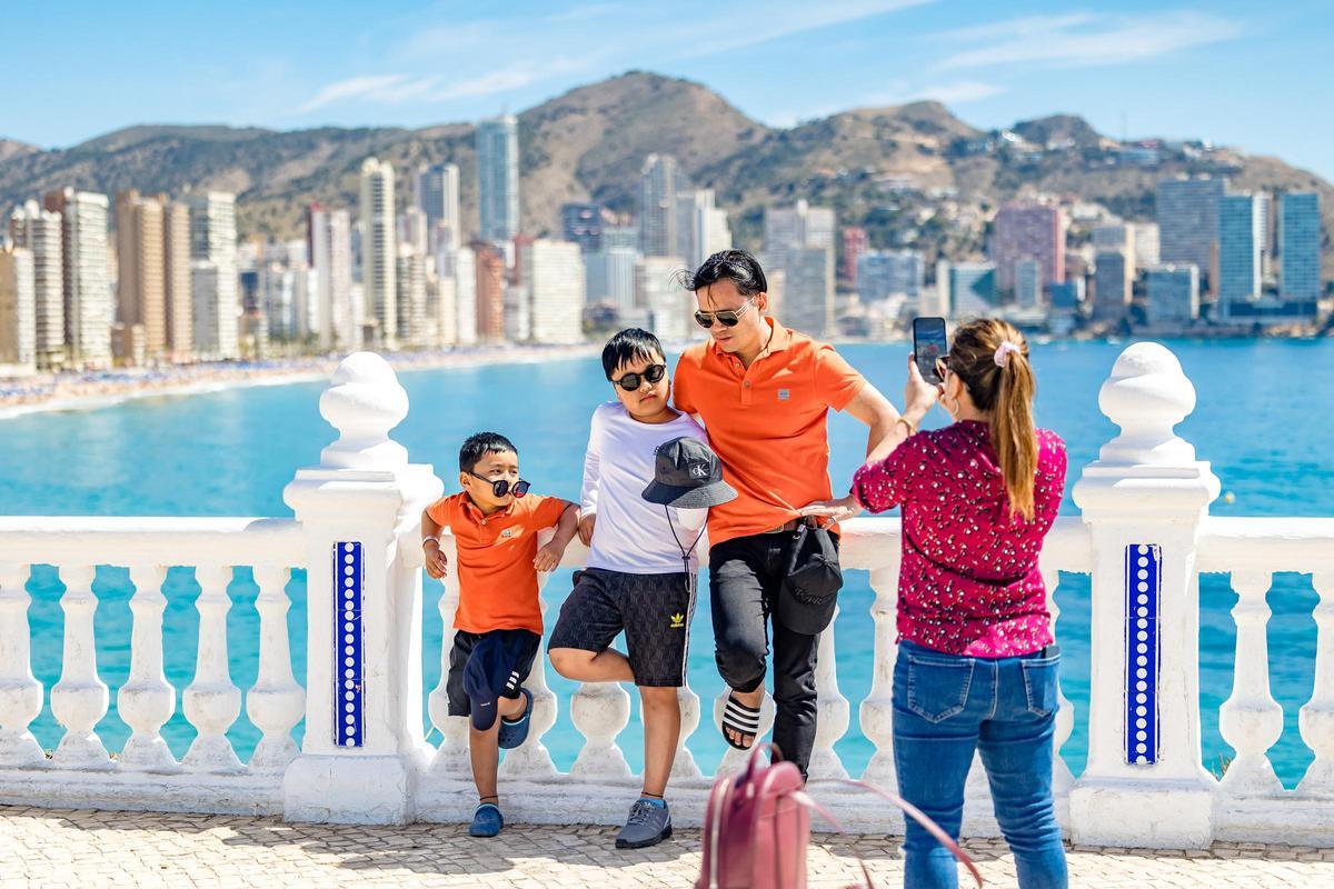 Llegada masiva de turistas el Jueves Santo a Benidorm
