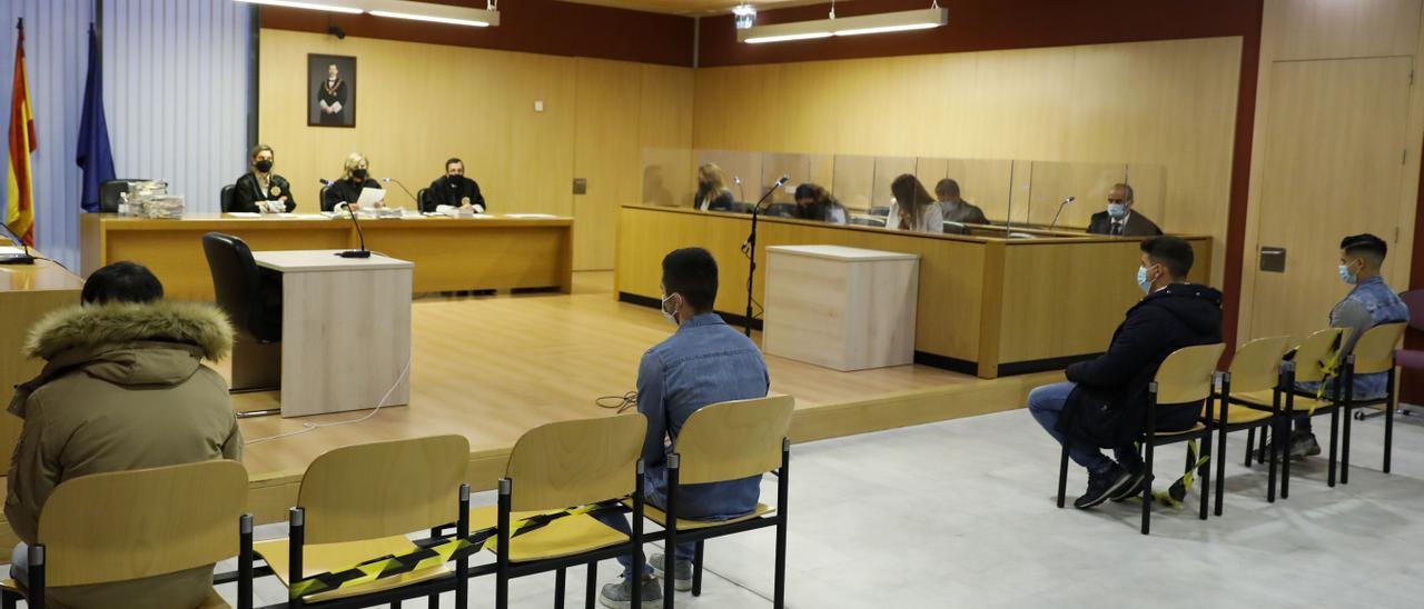 Por la izquierda, de espaldas, Jorge Álvarez, Yeray Rodríguez, Rubén Álvarez e Imad Ashaini, durante la vista por el “caso Germán”, ante el tribunal, antes de aceptar las condenas.