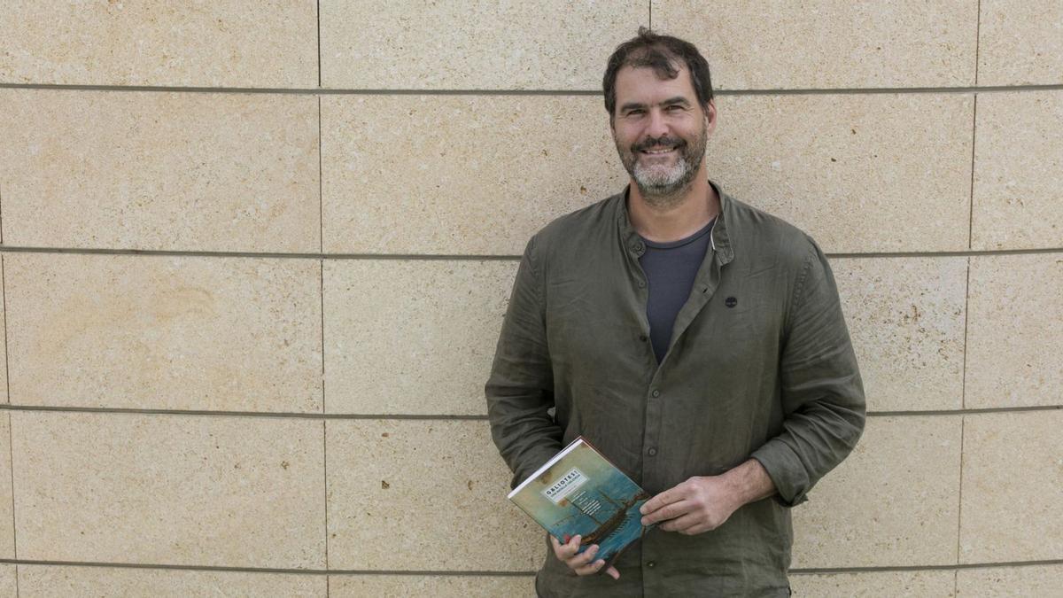 Antoni Ferrer Abárzuza con el libro ‘Galiotes! Una batalla oblidada’, ayer en la sede de Diario de Ibiza.   |  VICENT MARÍ