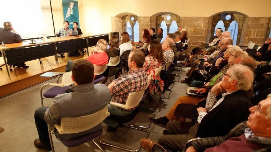 Juan García, de Amigos del País; Juan Luis Fernández y Eloy Méndez, jefe de la edición de LA NUEVA ESPAÑA de Avilés, ayer, en el acto celebrado en el palacio de Valdecarzana.