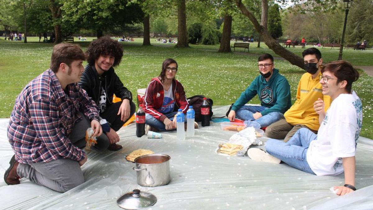 El grupo de jóvenes que eligió comer sin tomar alcohol.