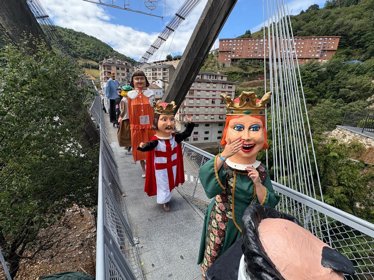 La comitiva cruza el puente colgante.