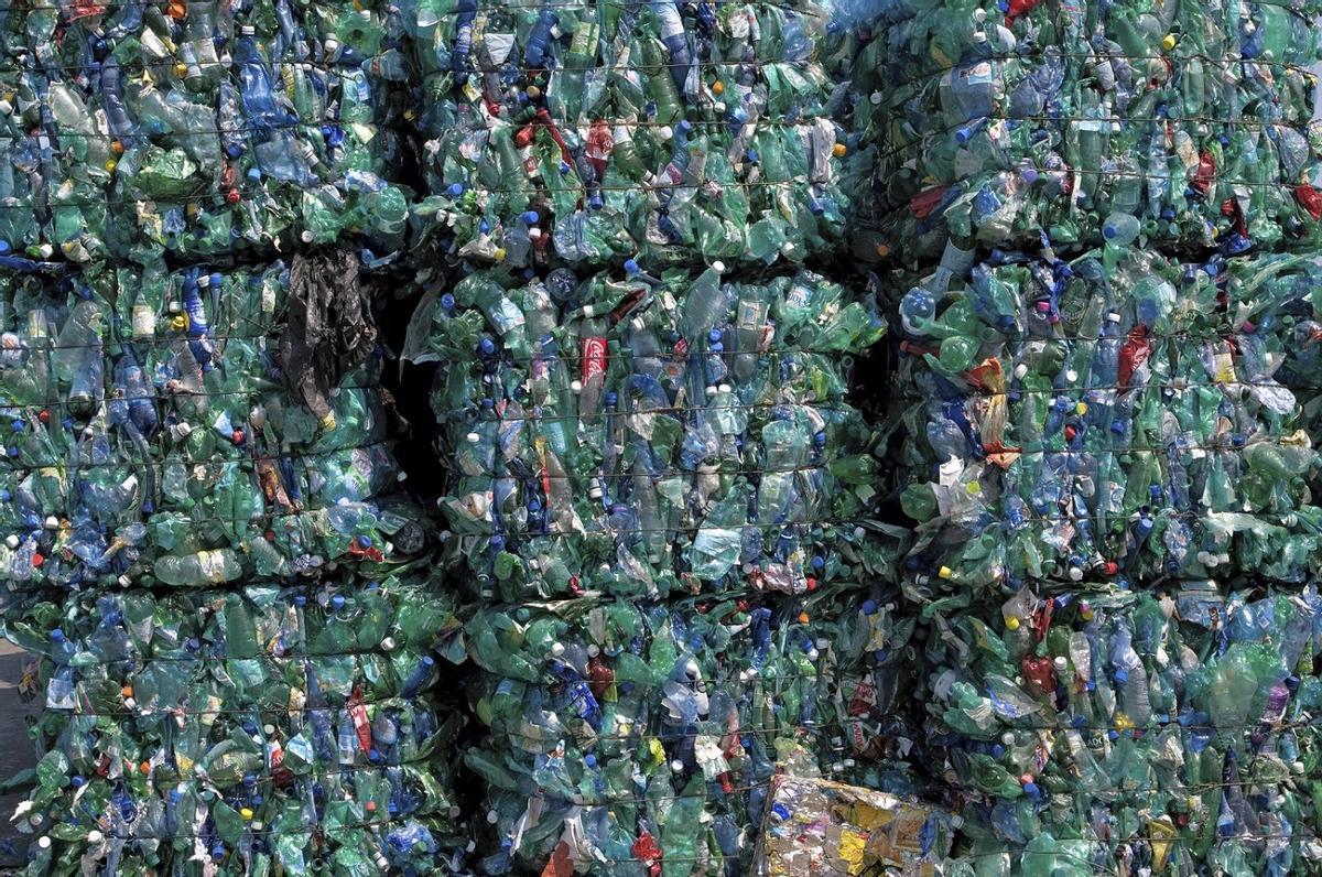 Pilas de envases de plástico