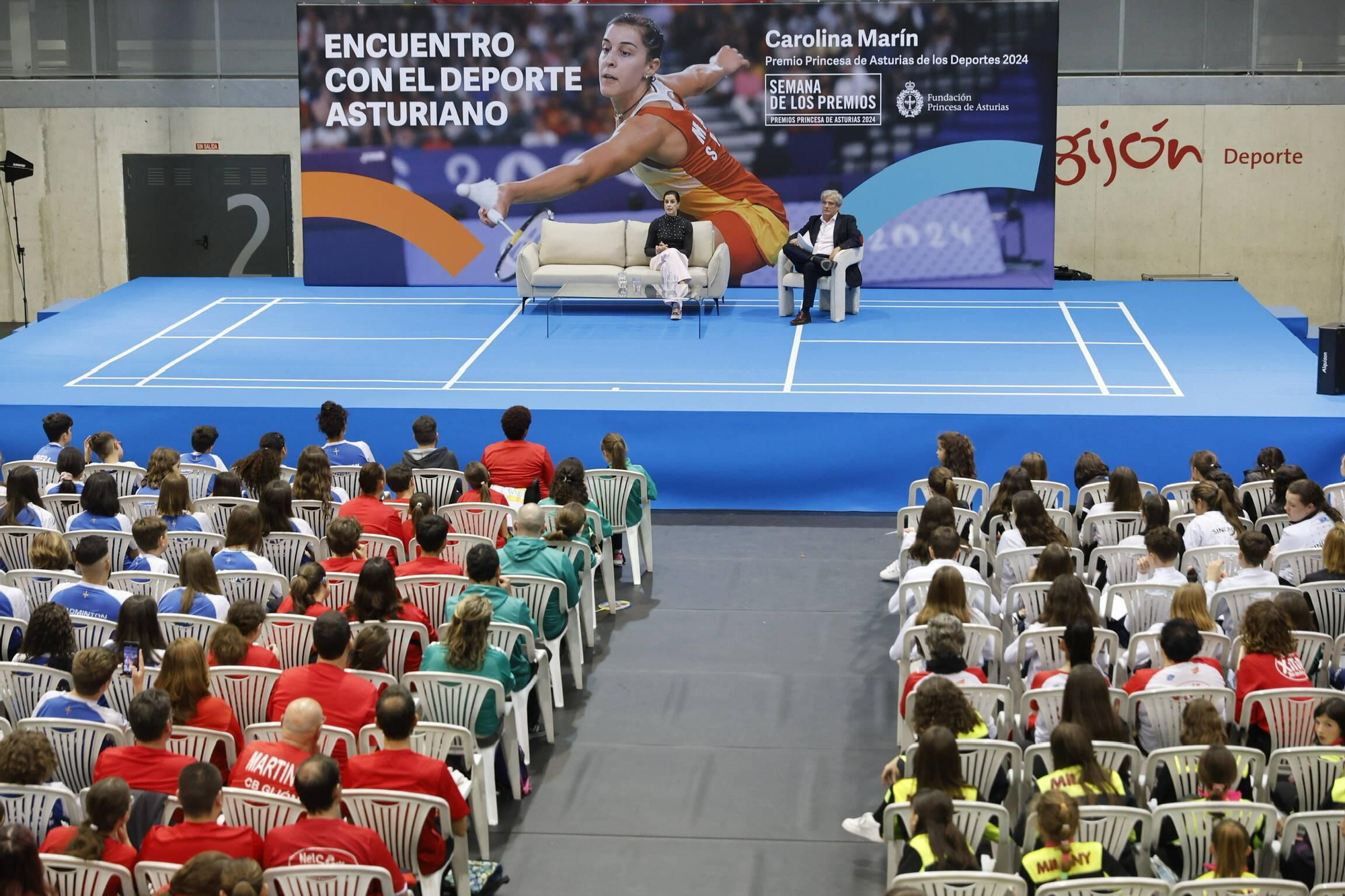 Carolina Marín recibe el cariño de medio millar de deportistas asturianos en Gijón y la visita sorpresa de Saúl Craviotto