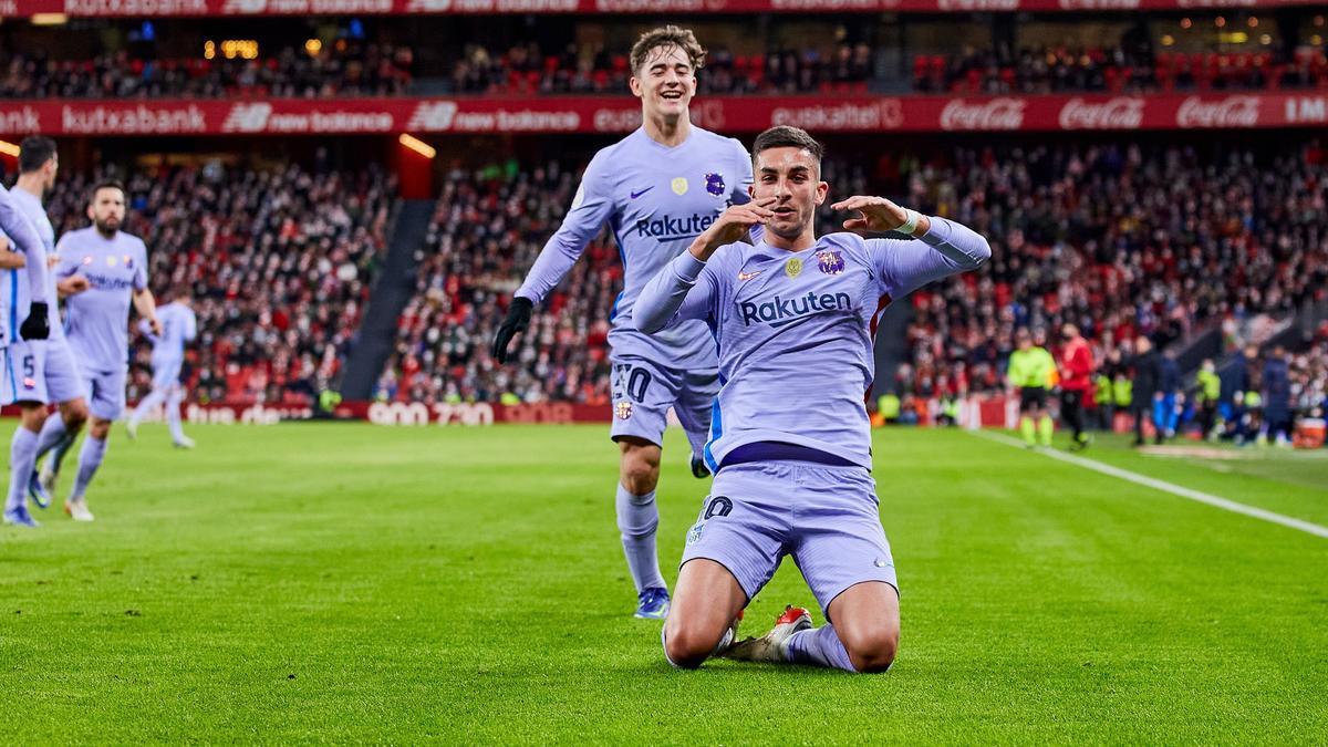 Ferran Torres celebra el gol marcado en Bilbao mientars Gavi acude a felicitarle.