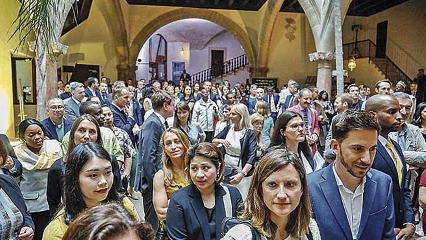 Los asistentes a la conferencia recibieron ayer la bienvenida en el palacio de Can Balaguer.