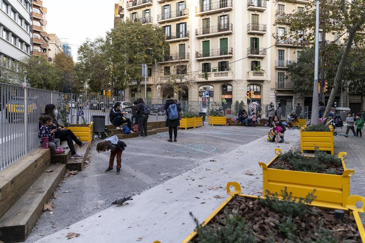 Menys cotxes i contaminació en els entorns de 92 escoles de Barcelona