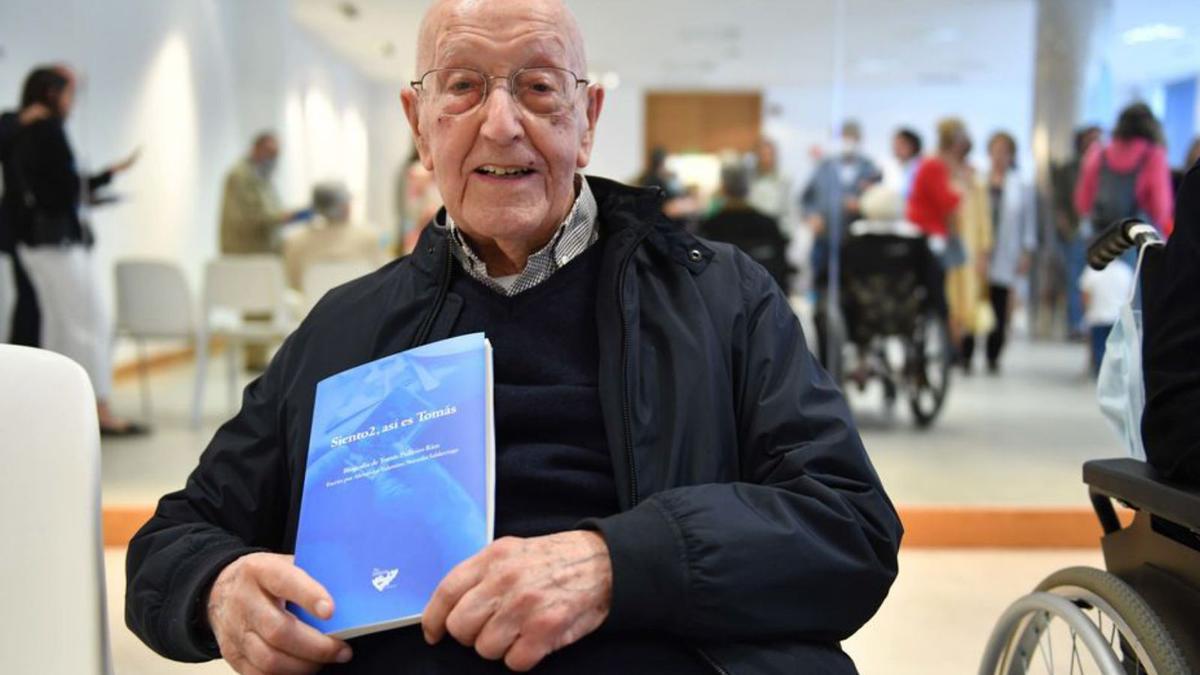 Tomás Pulleiro, con el libro de su vida, en la sede de la Fundación María José Jove.