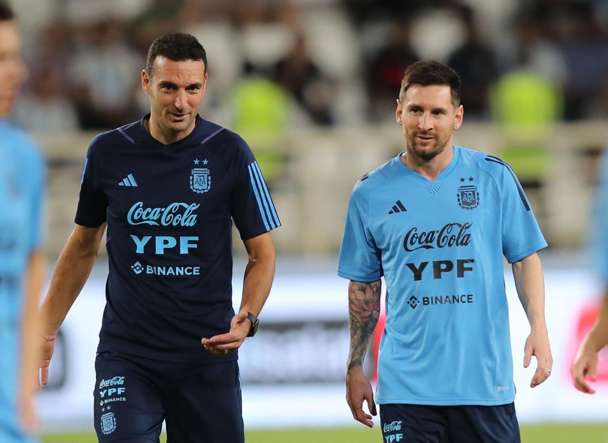 El seleccionador argentino Lionel Scaloni y Lionel Messi en un entrenamiento de la selección.