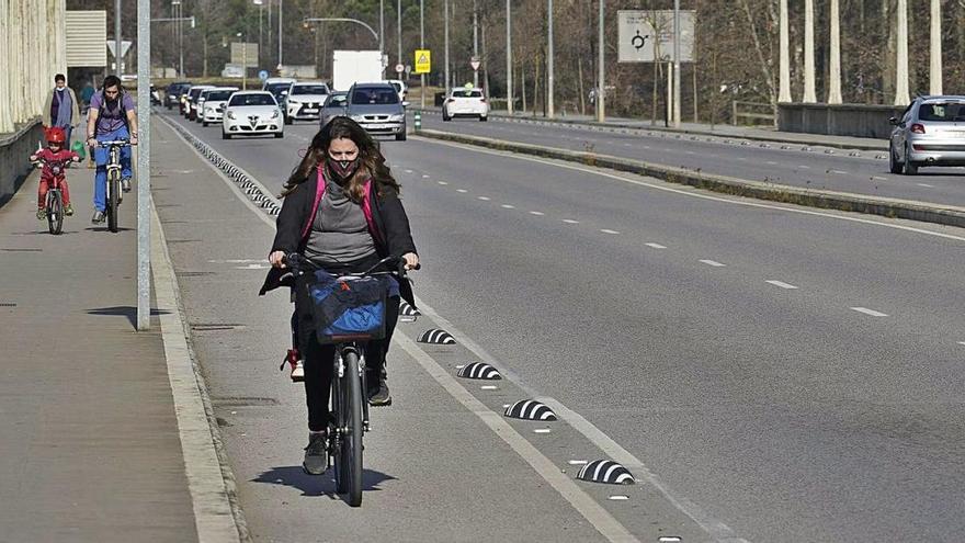 Carril bici al pont de Fontajau de Girona, el 29 de gener