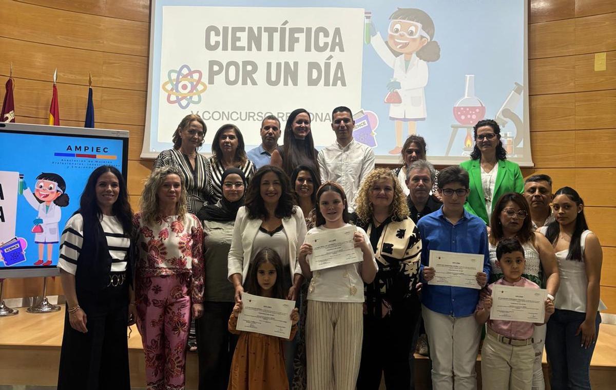Imagen de grupo con todos los premiados en la quinta edición del concurso escolar ‘Científica por un día’. | AMPIEC