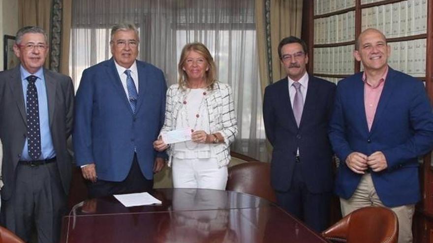 La alcaldesa recibe del juez José Godino el cheque con los fondos.