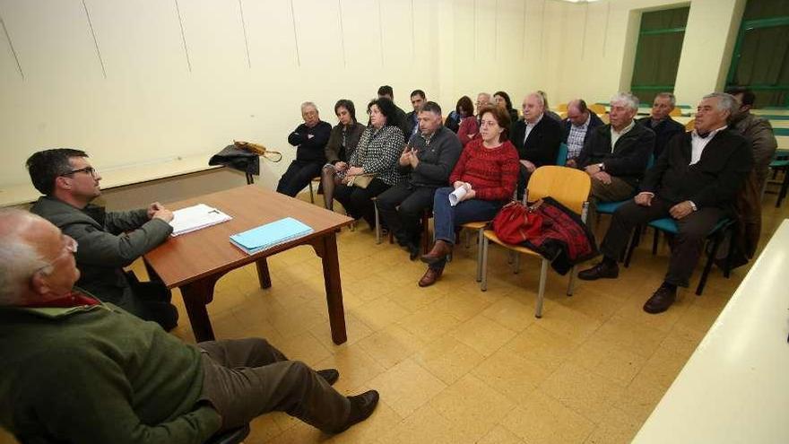 Miembros de la plataforma, durante la reunión en la Casa de Cultura de Silleda.  // Bernabé/Gutier