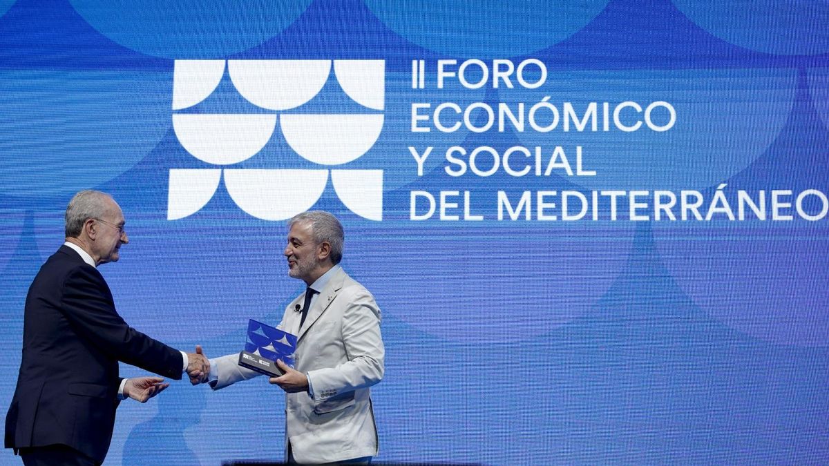 El alcalde de Málaga, Francisco de la Torre (i), entrega al alcalde de Barcelona, Jaume Collboni, el testigo del traspaso del Foro, que el año próximo se celebrará en la Ciudad Condal, tras la mesa redonda 'Alcaldes por el mediterráneo', este miércoles en el II Foro Económico y Social del Mediterráneo.