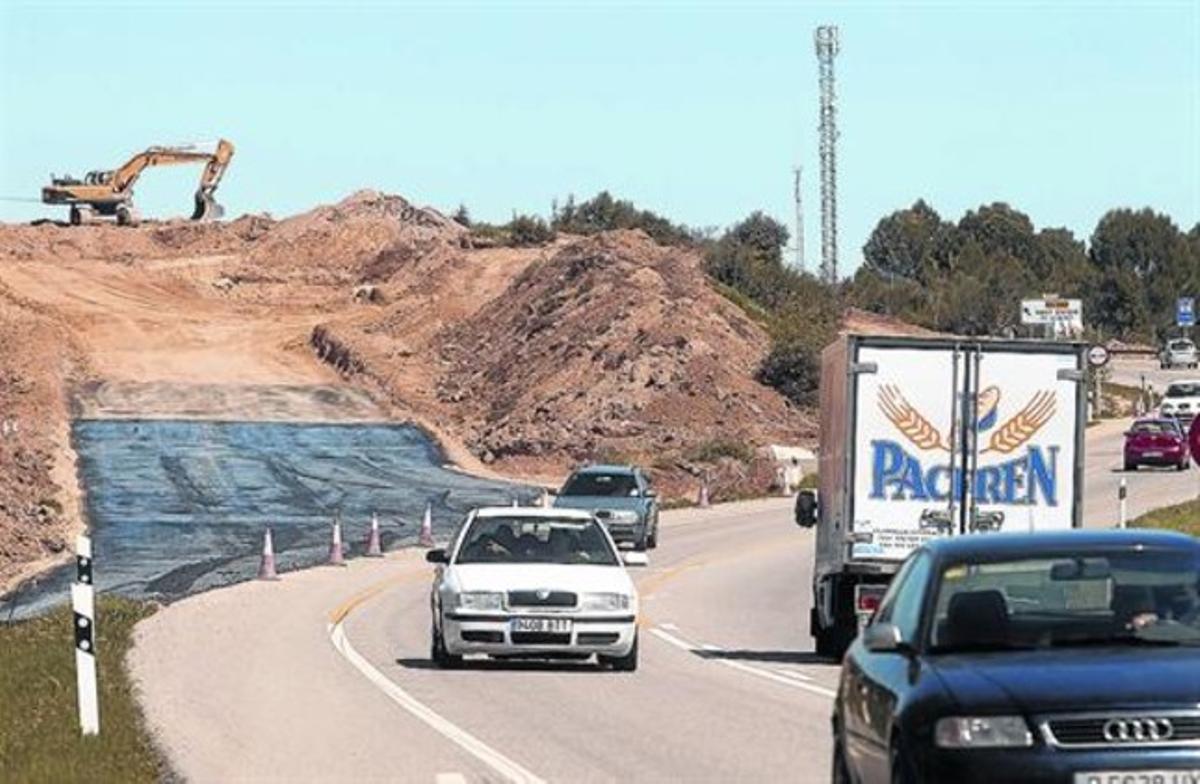 Els treballs que executa Foment per enllaçar la N-2 i l’AP-7 a Vilademuls, dimecres. Els treballs que executa Foment per enllaçar la N-2 i l’AP-7 a Vilademuls, dimecres.