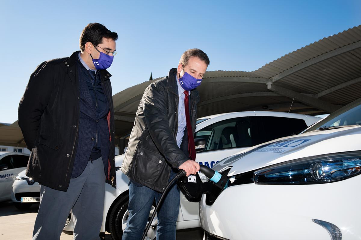 Presidente y gerente de Emacsa cargan uno de los coches eléctricos.