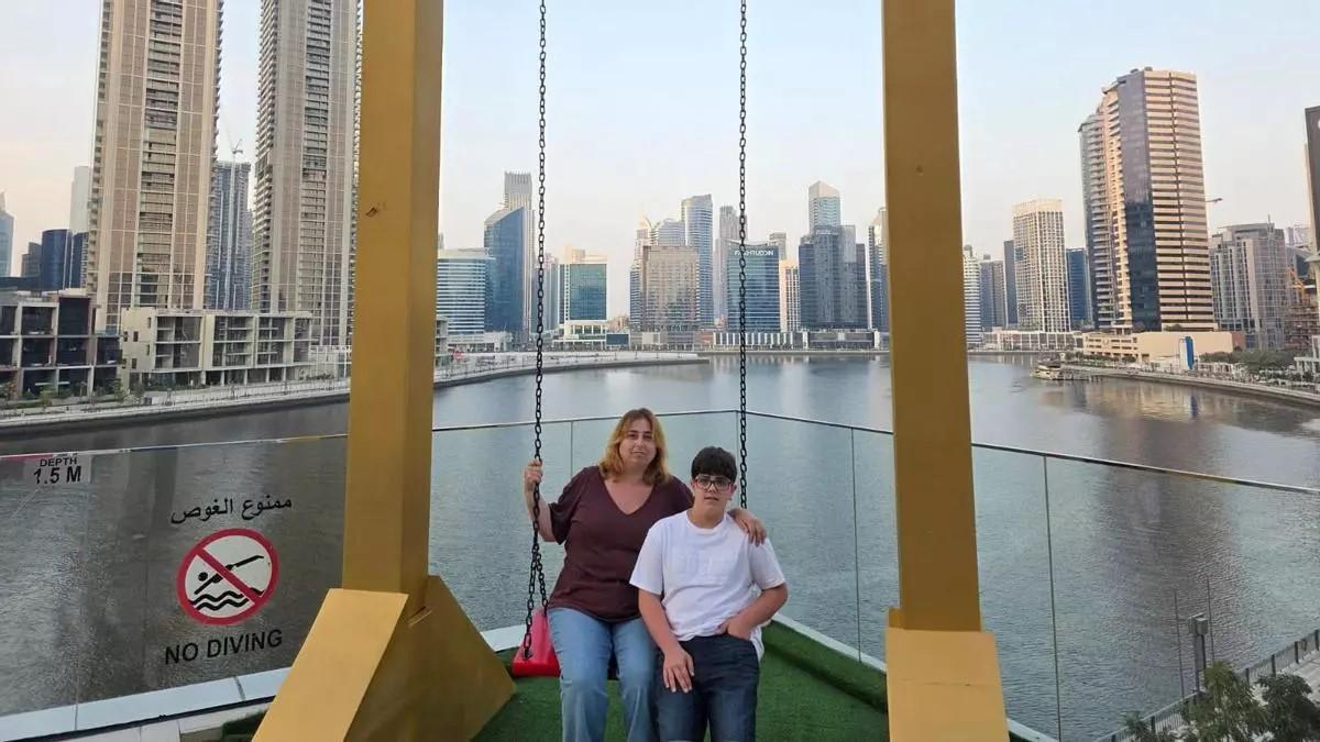 Die Mallorquiner Yolanda Altafaj und ihr Sohn Carlos Gómez warten derzeit in Dubai auf ihre Weiterreise nach Mallorca.