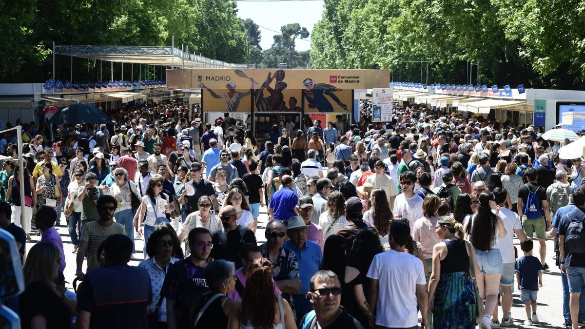 Varias personas visitan la 83 Feria del Libro de Madrid el último día que se mantuvo abierta.