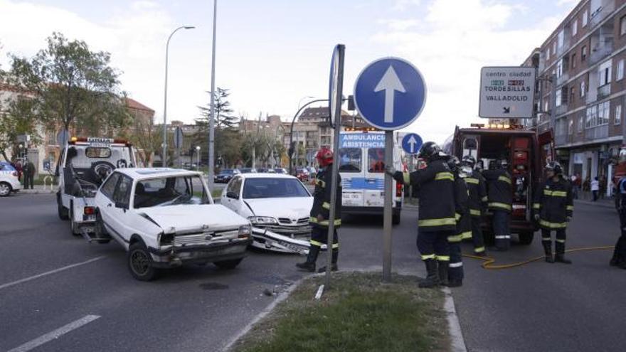 Los bomberos de Zamora limpian la zona del siniestro.