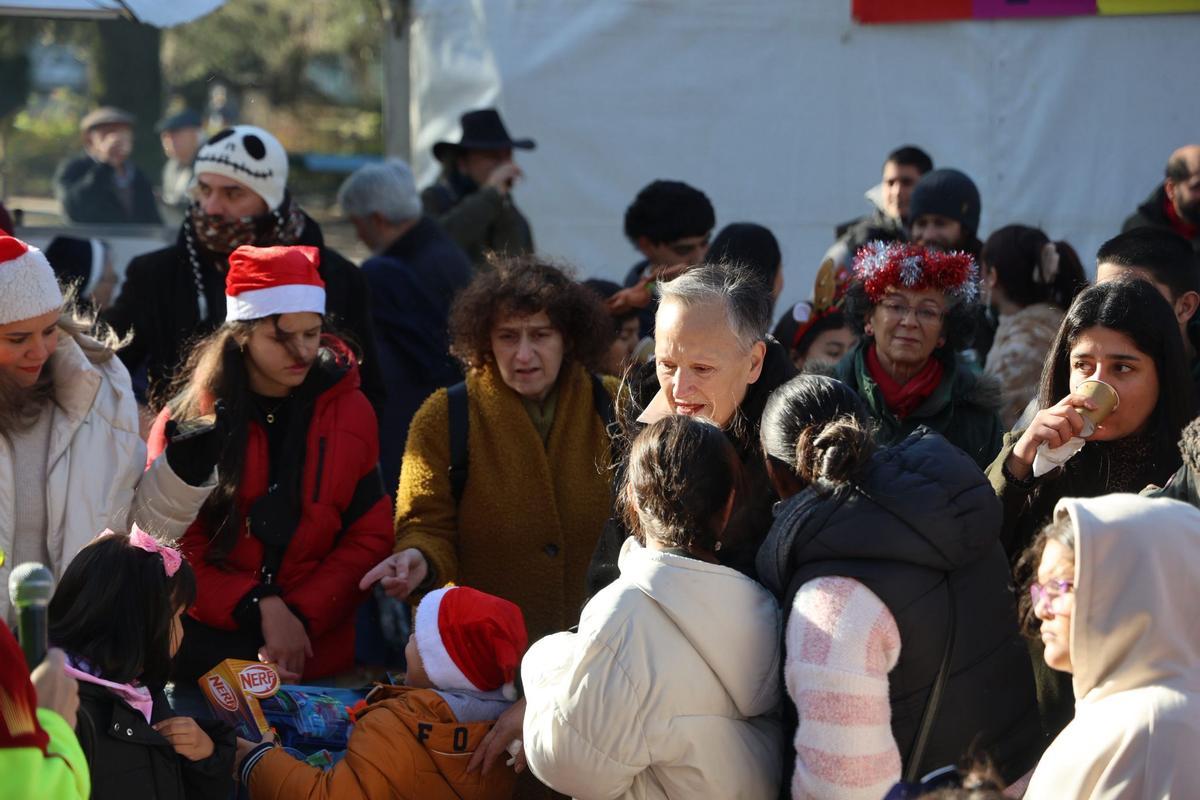 Chocolatada y regalos en la Navidad más solidaria de Santiago