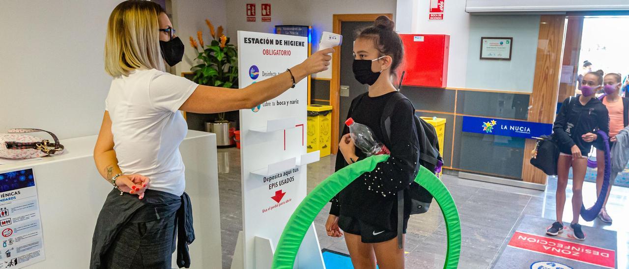 Toma de temperatura en el pabellón Camilo Cano.