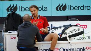 El tenista ruso Daniil Medvédev se lesiona durante el partido ante el tenista checo Jiří Lehečka, en los cuartos de final del Mutua Madrid Open, que se disputa este jueves en las instalaciones de la Caja Mágica, en Madrid