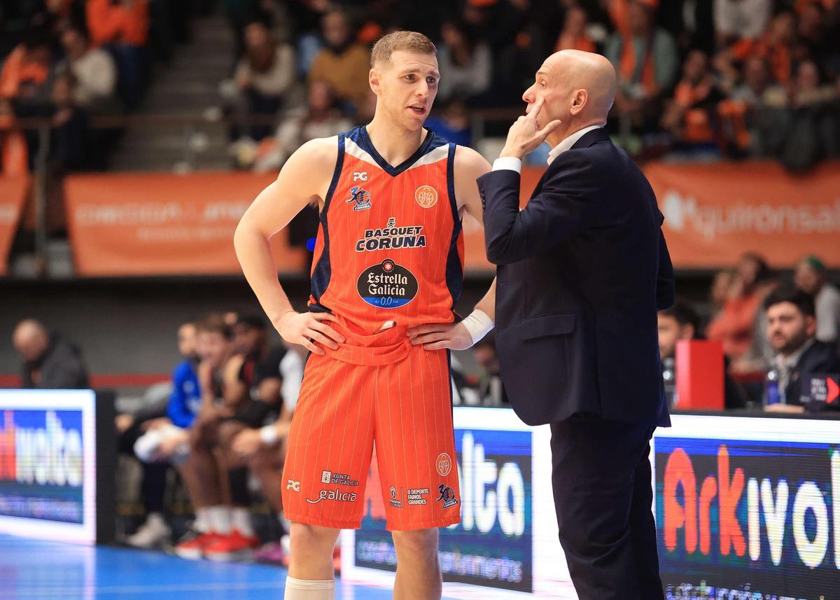 Paul Jorgensen y Carles Marco charlan durante el partido contra el Palma en el Coliseum.
