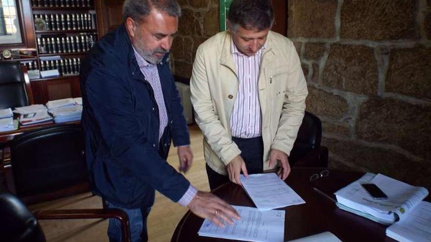 Antonio Rodríguez Loureiro y Manuel Cuiña, ayer, en la Alcaldía de Silleda