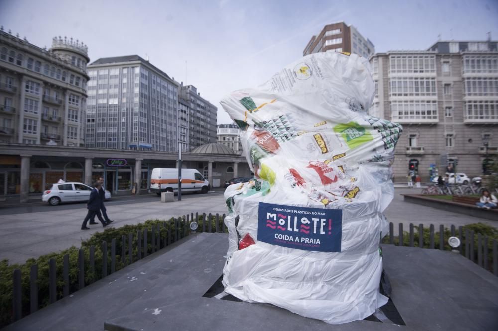 Estatuas plastificadas en el marco de la campaña 'Móllate!' para sensibilizar sobre la importancia de la reducción de la utilización de plásticos.