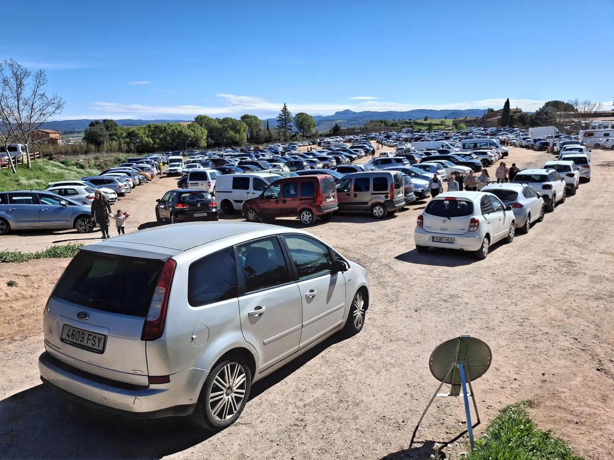 Un dels aparcaments de l'Agulla plens