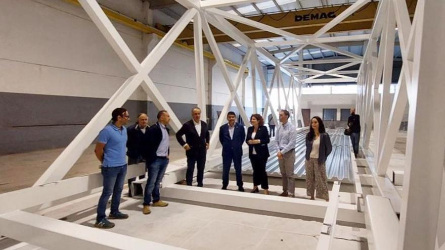 Visita, ayer, a la estructura de la pasarela que se monta para instalar en Pedralonga.   | // L.O.