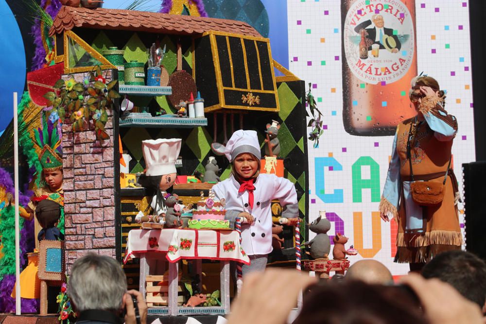 Las familias y los niños disfrazados toman las calles del centro de Málaga el primer domingo de Carnaval.