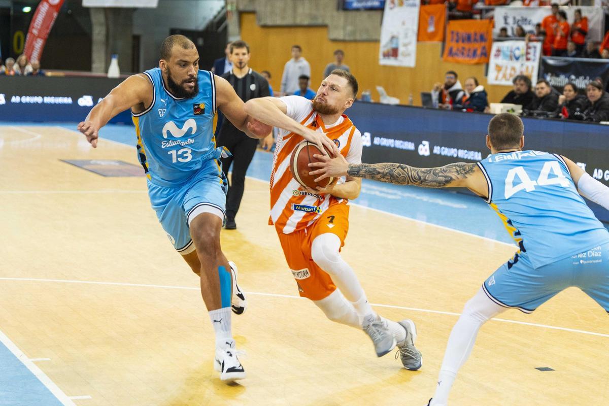 Jakovics se lleva un balón entre dos jugadores del Estudiantes en el curso 2023-24.