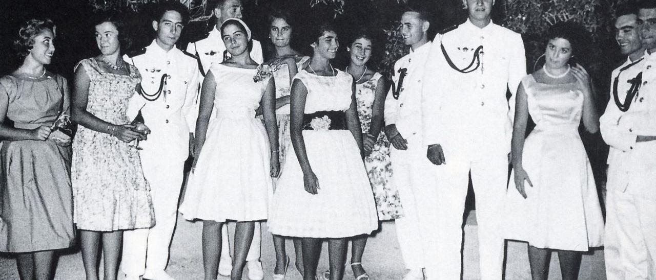 Arriba, el cadete Juan Carlos de Borbón en la aga en 1958.En esta imagen, guateque en honor de don Juan Carlos en la finca del Marqués de Rozalejo en Roda, 1958.