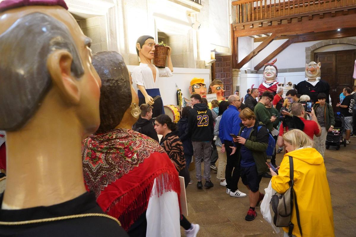 Encuentro de gigantes y cabezudos Encuentro de gigantes y cabezudos