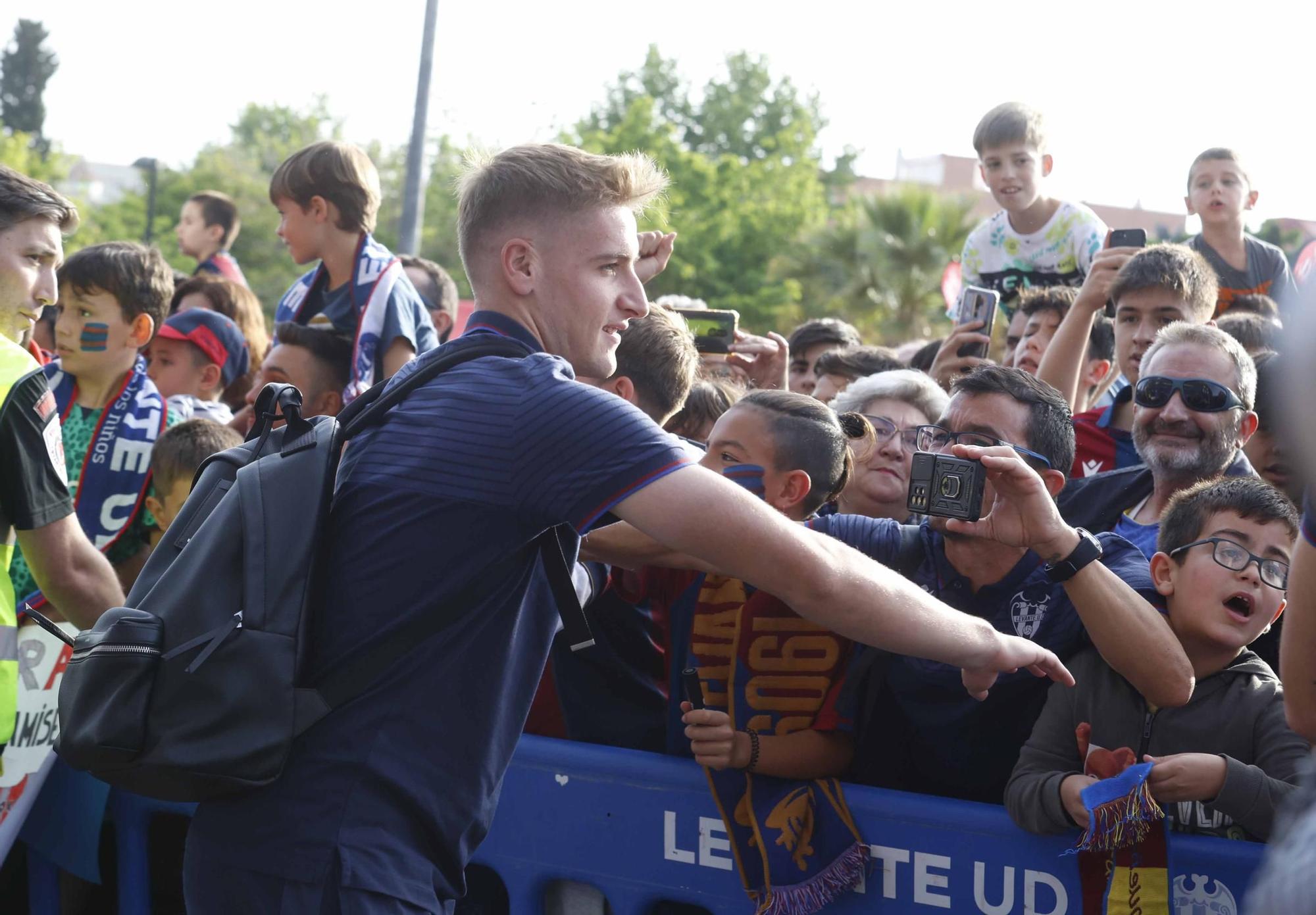 Recibimiento de la afición levantinista al equipo